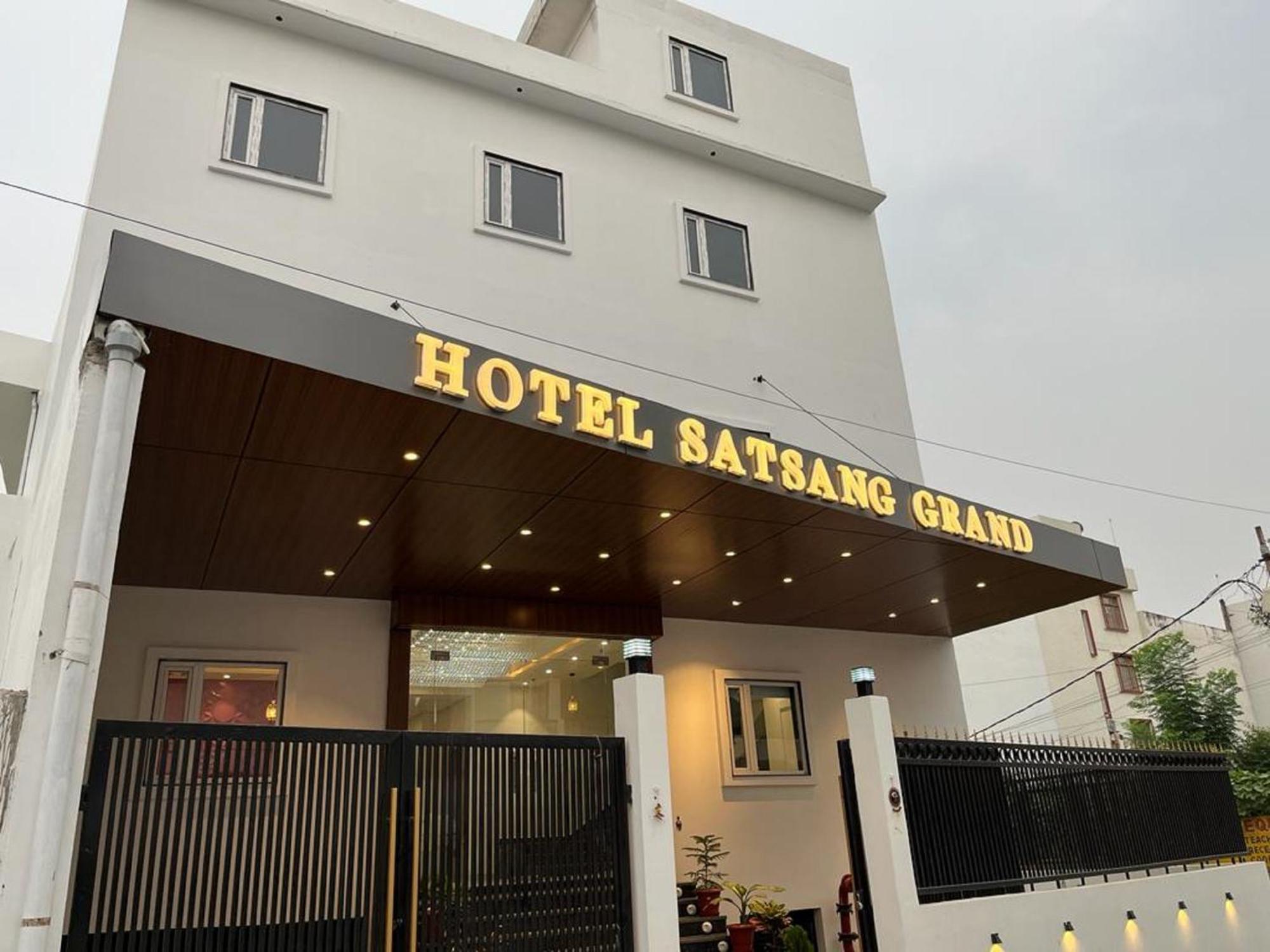 Hotel Satsang Grand Βαρανάσι Εξωτερικό φωτογραφία